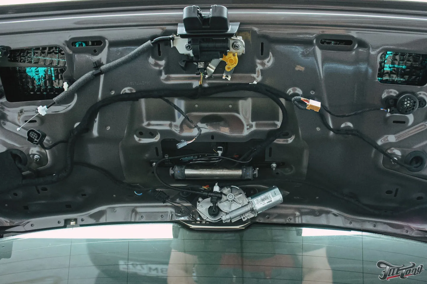 Комплексная шумоизоляция и перетяжка потолка в алькантару для Audi A6 Allroad